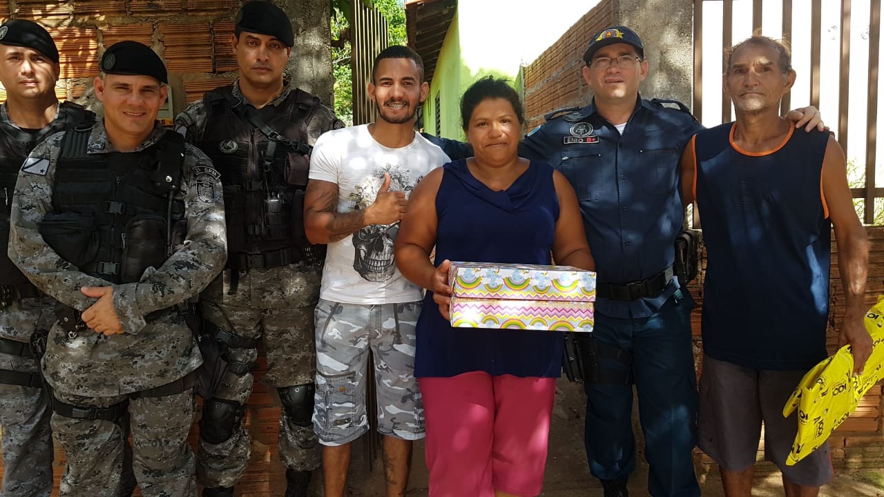 PM de Três Lagoas doa brinquedos no Dia das Crianças e emociona os pequenos