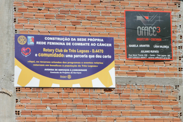 Placa afixada no prédio em construção da Rede Feminina do Combate ao Câncer informando a parceria com o Rotary Clube Três Lagas(Foto: Simone Erly) 
