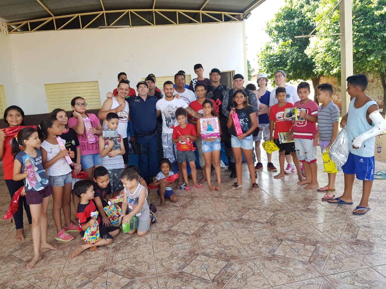 PM de Três Lagoas doa brinquedos no Dia das Crianças e emociona os pequenos