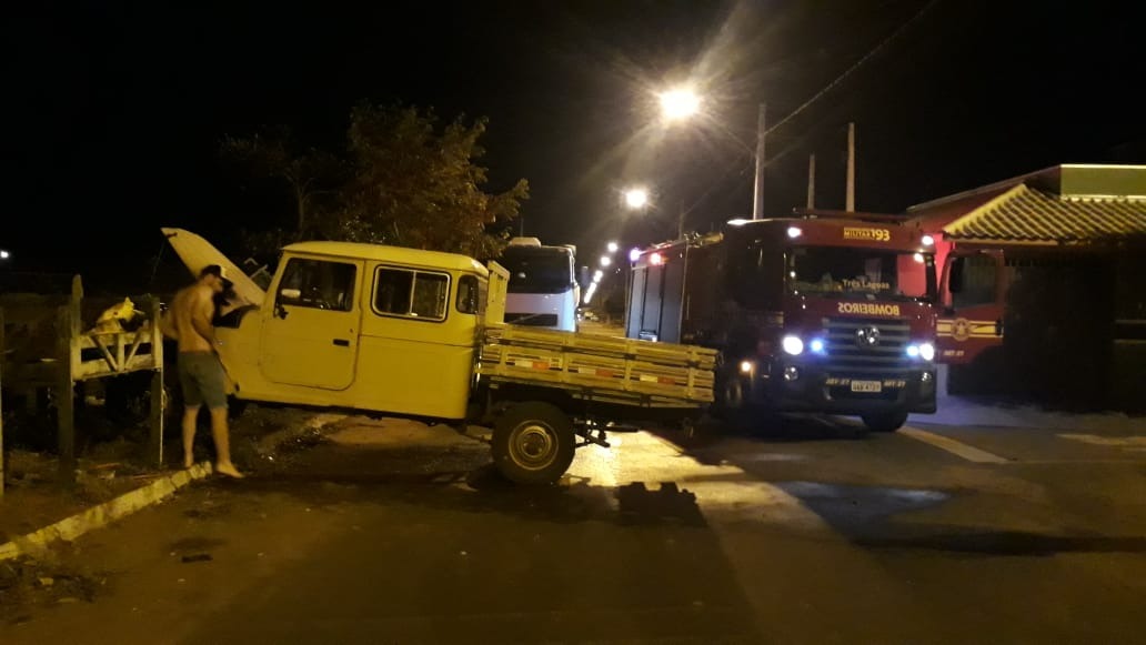 Caminhonete desgovernada, sem motorista e pegando fogo desce rua em Três Lagoas Caminhonete tinha princípio de fogo sob o capô e desceu a rua sozinha e desgovernada; bombeiros suspeitam de tentativa de incêndio criminoso. Foto: Divulgação Bombeiros