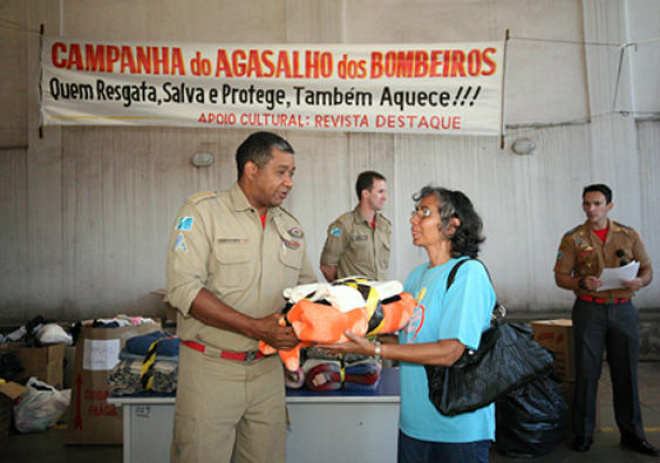 Corpo de Bombeiros Militar inicia Campanha do Agasalho 2013 As doações podem ser de peças como calças, camisas, jaquetas, bermudas, meias, lençóis, edredons, cobertores (Foto: Divulgação/Bombeiros)