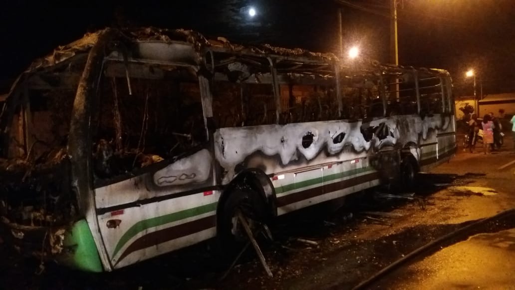 Caminhonete desgovernada, sem motorista e pegando fogo desce rua em Três Lagoas Em outra ocorrência nas proximidades, ônibus foi consumido pelas chamas. Foto: Divulgação Bombeiros