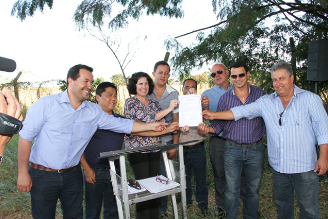 Vereadores de Três Lagoas ao lado da prefeita Marcia Moura na assinatura de ordem de serviço para pavimentação asfáltica (Foto: Assessoria de Comunicação) 