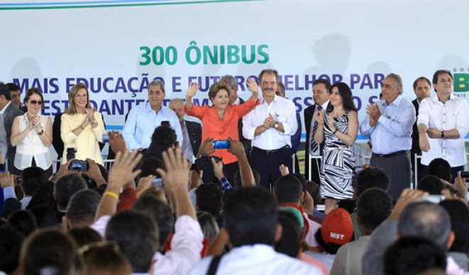 Puccinelli, presidente Dilma Roussef e o ministro da Educação Aloízio Mercandante na entrega de 300 ônibus escolares  (Foto: Edemir Rodrigues)
