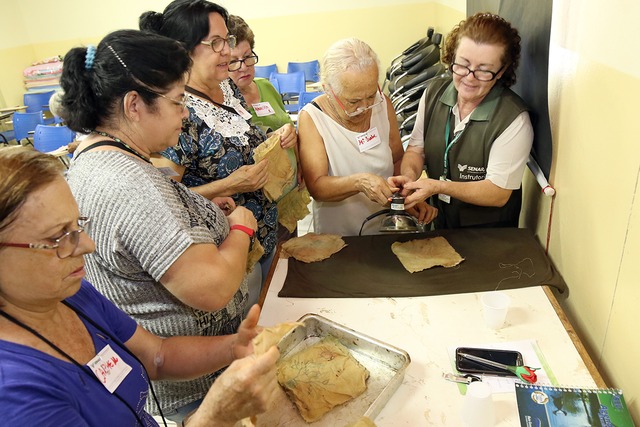 Mulheres do CRAS São João e do SCFV Tia Nega de Três Lagoas participam de curso de “Artes em Tecidos” Foto: Assessoria