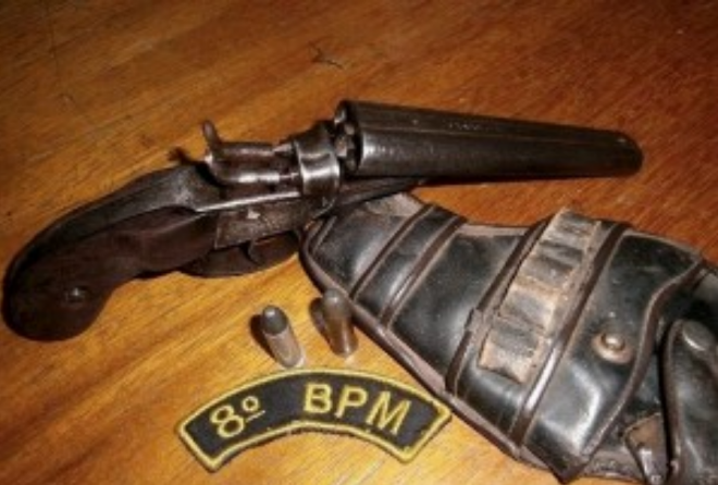 Idoso é detido com arma de fogo na cidade de Anaurilândia Um idoso de 78 anos foi detido pela PM de Anaurilândia por ameaça e porte ilegal de arma de fogo (Foto: Divulgação/PMMS)