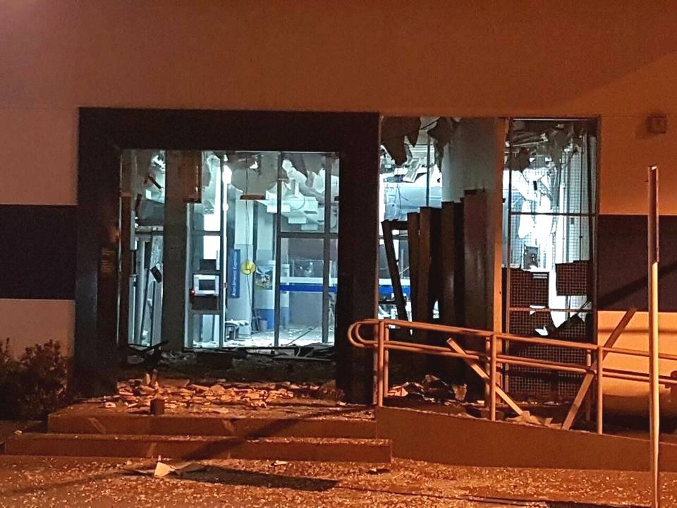 Em Paranaíba, quadrilha troca tiro com PM durante assalto a banco Agência da Caixa foi destruída por explosivos. (Fotos: Divulgação).