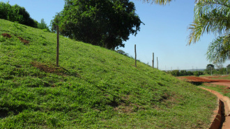 Barranco ao lado da pista já está com a área de acesso demarcada.