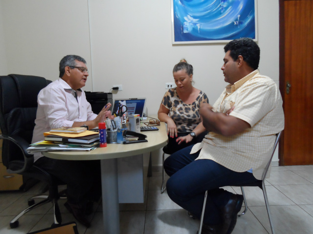 Ricardo Ojeda, Viviane e Sergio Falco definindo detalhes do Camalote na Abertura do Brasileiro de Motocross (Foto: Nelson Roberto)