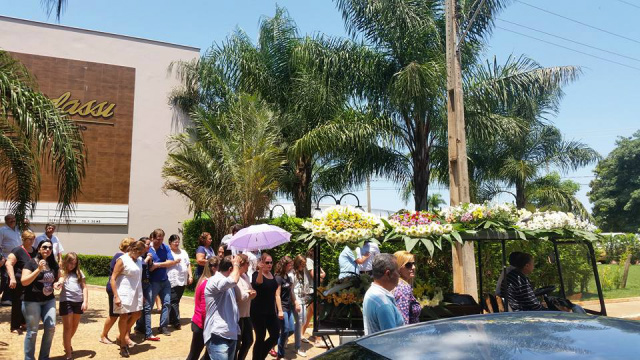 Médico cardiologista é sepultado às 10h50 em Três Lagoas Familiares e amigos acompanharam o cortejo para a última morada de Reginaldo Floriano. (Foto: Ricardo Ojeda)