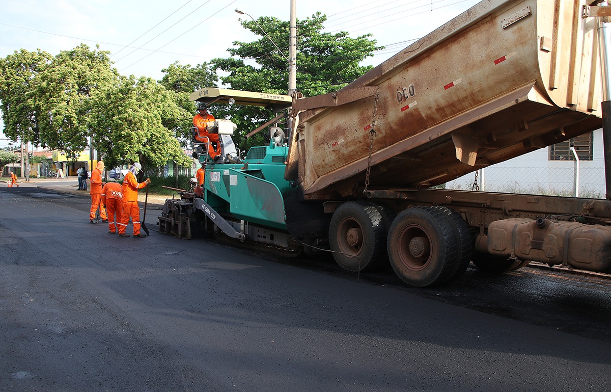 Rua Maria Guilhermina Esteves começa a receber asfalto novo Realizada com recursos próprios do Município, a obra terá o investimento de mais de R$ 430 mil. Foto: Divulgação