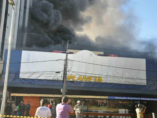 Incêndio atinge loja de artigos populares em Campo Grande (Foto: Fabiano Arruda/G1)