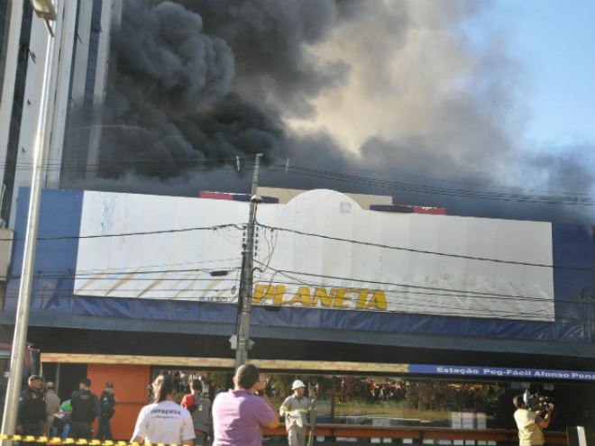 Incêndio atinge loja de artigos populares em Campo Grande Incêndio atinge loja de artigos populares em Campo Grande (Foto: Fabiano Arruda/G1)