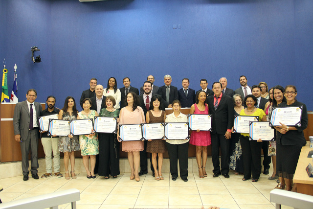Comenda Professor Comprometido é entregue por vereadores Foram homenageados quatorze professores, em sessão solene na câmara (Foto:Assessoria)
