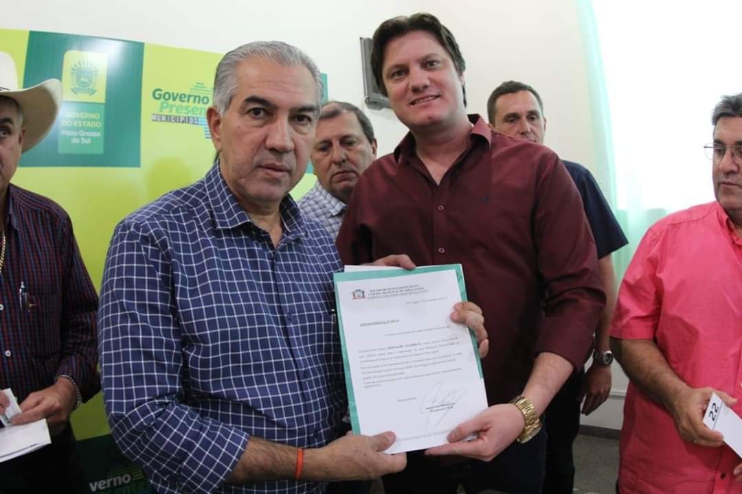 André Bittencourt pede ao Governador criação de Delegacia Especializada de Proteção à Criança e ao Adolescente em Três Lagoas André entrega ofício ao Governador. Foto: Divulgação