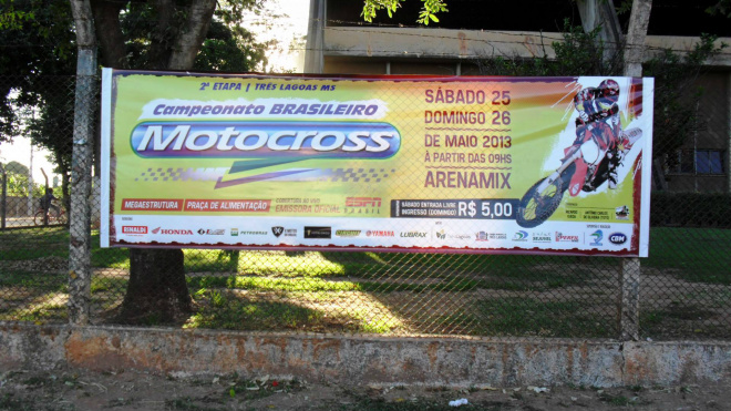 Três Lagoas já está no clima do Campeonato Brasileiro de Motocross Faixas já estão espalhadas pela cidade para divulgar o evento. Foto: Cristiane Vieira