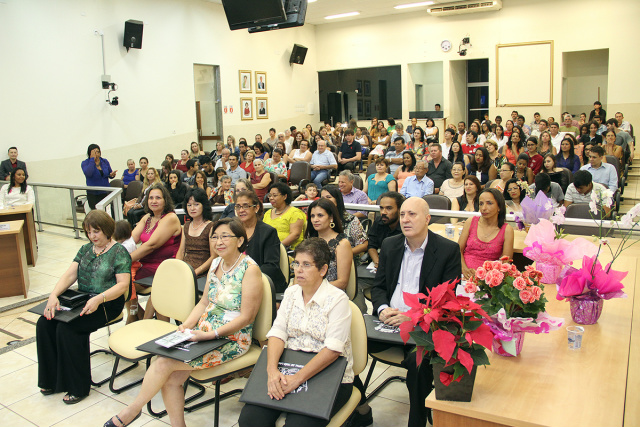 Comenda Professor Comprometido é entregue por vereadores