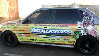 Três Lagoas já está no clima do Campeonato Brasileiro de Motocross Carros adesivados também estão circulando pela cidade.