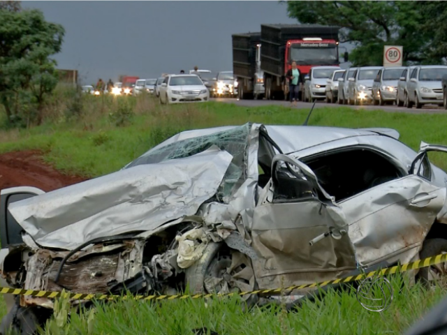 Morre terceira vítima de colisão entre três carros em rodovia de MS Um dos veículos envolvidos no acidente ficou destruído (Foto: Reprodução/ TV Morena)