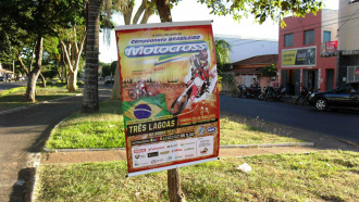 Nas principais avenidas de Três Lagoas também tem banners falando sobre o campeonato.
