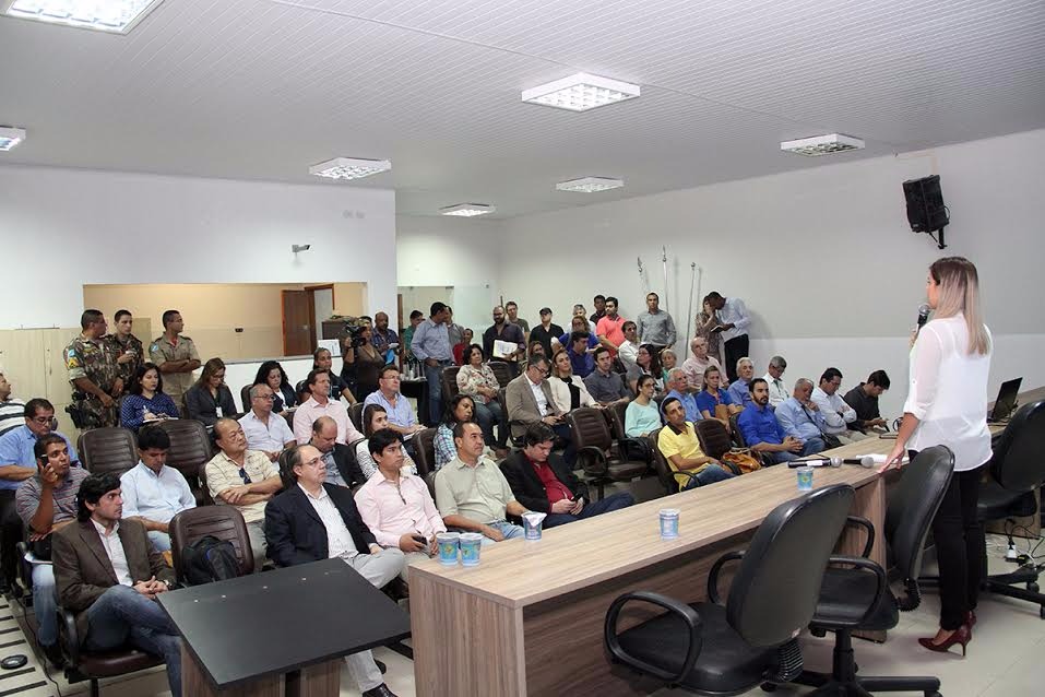 Prefeitura de Três Lagoas realiza Reunião de apresentação dos “Indicadores de Resíduos Sólidos nos Municípios de MS” Loubet explicou o ciclo dos resíduos sólidos e como é a sua geração e destino final (Foto/Assessoria)