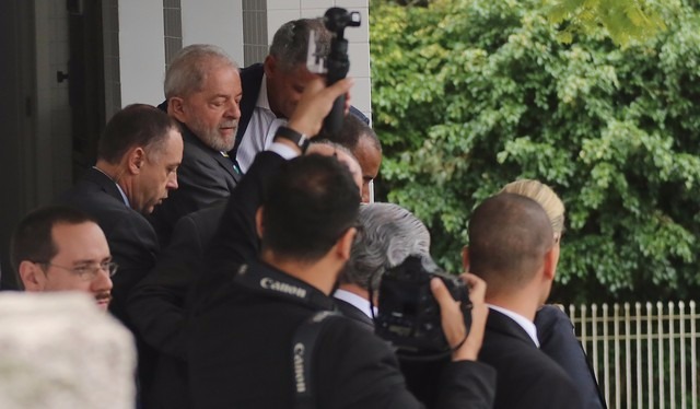 Lula ao deixar escritório de advocacia em Curitiba e se dirigir à Justiça do PR (Foto: Giuliano Gomes/Agência PR Press)
