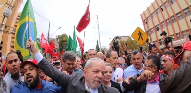 "Estou sendo julgado por Power Point mentiroso", diz Lula a Moro