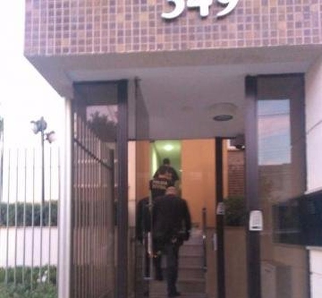 Ex-governador, André Puccinelli é levado para a sede da Polícia Federal Policiais estiveram antes das 6h na casa do ex-governador. (Foto: Airton Rais/Top Midia News)