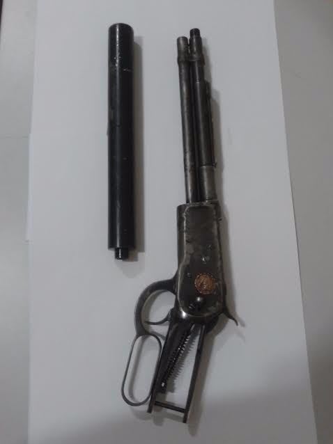 O rifle Puma calibre 38, sem a coronha e com um silenciador foi encontrado dentro de uma sacola plástica (Foto/Assessoria)
