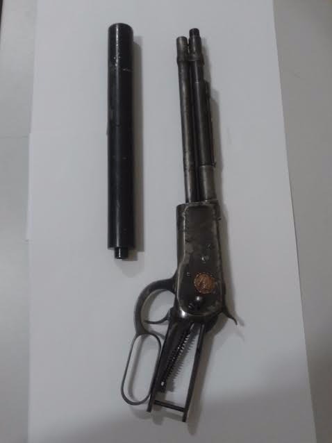 PMA apreende rifle de caça com silenciador O rifle Puma calibre 38, sem a coronha e com um silenciador foi encontrado dentro de uma sacola plástica (Foto/Assessoria)