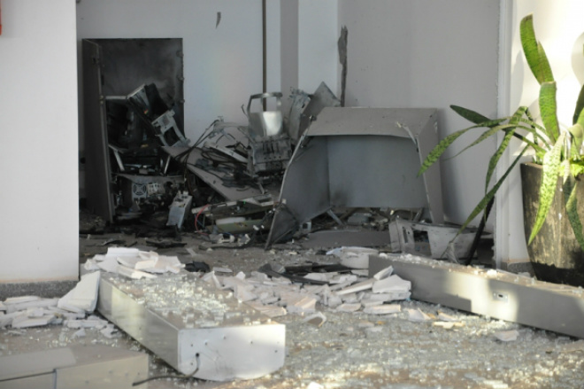 Bandidos explodem caixa eletrônico em Chapadão do Sul No local ainda foram encontradas algumas cédulas de dinheiro que ficaram no caixa (Foto: O Correio News)