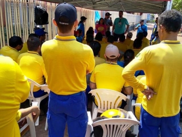 Servidores dos Correios aceitam proposta do TST e encerram greve Servidores durante assembleia realizada em frente a sede da estatal em Campo Grande. (Foto: Divulgação)