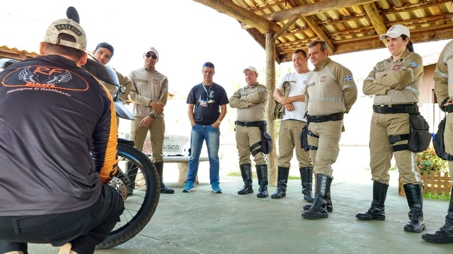 Agentes Municipais de trânsito de Três Lagoas participam de curso de pilotagem O curso aconteceu neste sábado (14) no Arena Mix e foi ministrado pelo grupo RF Bikers Beginners Riders, de Campo Grande (Foto: Assessoria)