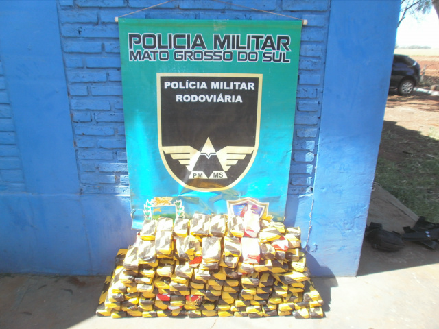 PMR encontra maconha embaixo de lataria de Pampa Ao todo a droga pesou 105 kg (Foto: Divulgação/Assecom)