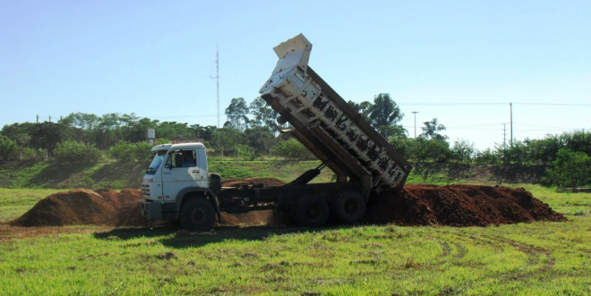 Seis caminhões estão trabalhando no transporte da terra necessária para a adequação da pista. Foto: Cristiane Vieira