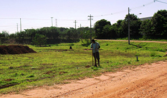Caminhões já descarregam terra para ampliar pista do Arena Mix Cercamento da pista de Motocross já começou a ser feito. Foto: Cristiane Vieira