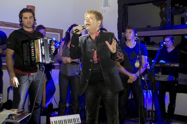 Morre em SP o cantor Roberto Leal, aos 67 anos Roberto Leal em show recente no interior de São Paulo — Foto: Divulgação