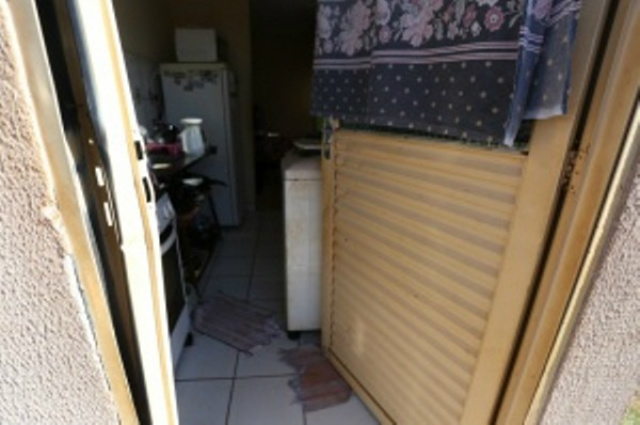 PM invade casa e causa pânico em mulher e filho de dois anos Para invadir a casa, os policiais militares arrombaram a porta da cozinha do imóvel; prejuízos para a moradora (Foto: CG News)