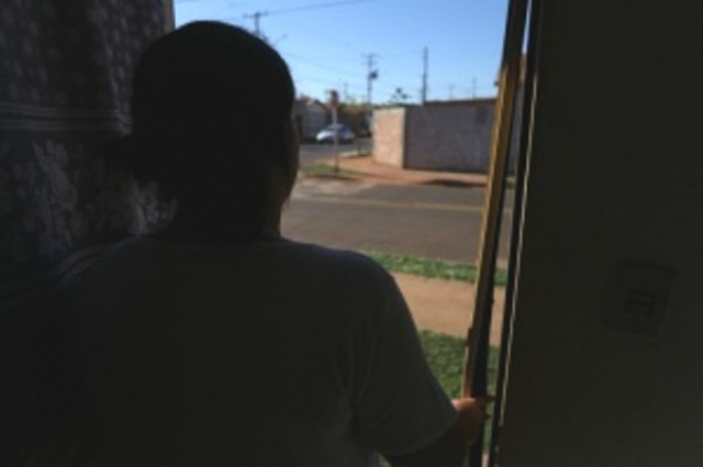 PM invade casa e causa pânico em mulher e filho de dois anos Com medo, em sua casa, Celina conta que o filho de dois anos, por causa do episódio, teve diarreia (Foto (CG News)
