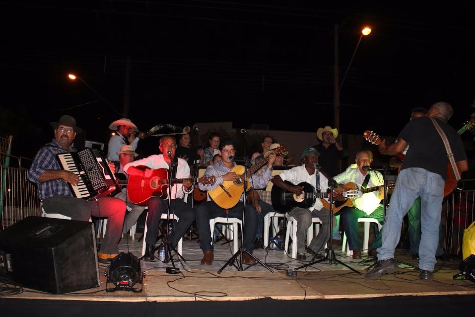 Festa do Trabalhador reúne população em noite animada A Orquestra de Violeiros marcaram presença no evento (Foto/Assessoria)