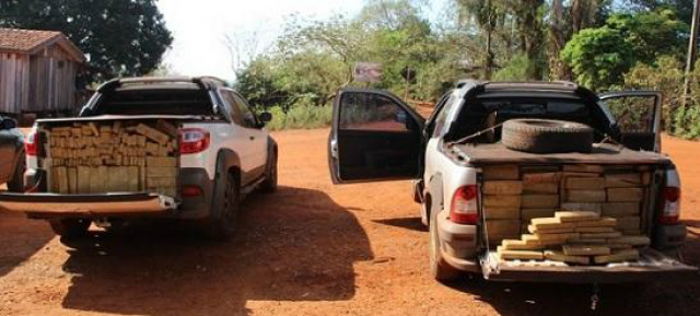 Ao realizar vistorias nas pick-ups Strada foi constatado que as mesmas estavam carregadas de Maconha. Após pesagem totalizaram 2.450 (dois mil e quatrocentos e cinquenta) quilos da droga (Foto: Policia Civil)