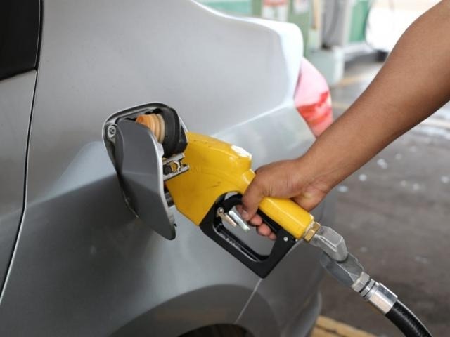 Valor da gasolina tem leve alta e fecha semana com média de R$ 4,04 em MS Carro é abastecido em posto da Capital, onde gasolina custa abaixo dos R$ 4 (Foto: Paulo Francis/Arquivo)