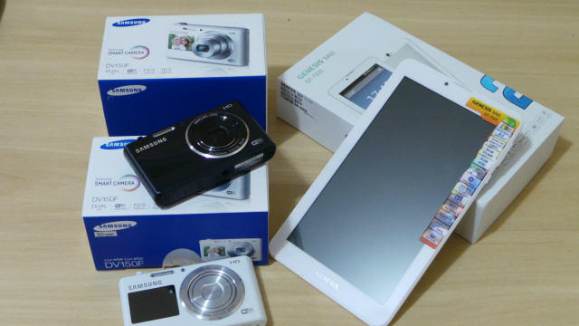 Na foto, as duas máquinas fotográfica que já foram entregues e o tablet que será sorteado na próxima semana (Foto: Ricardo Ojeda)