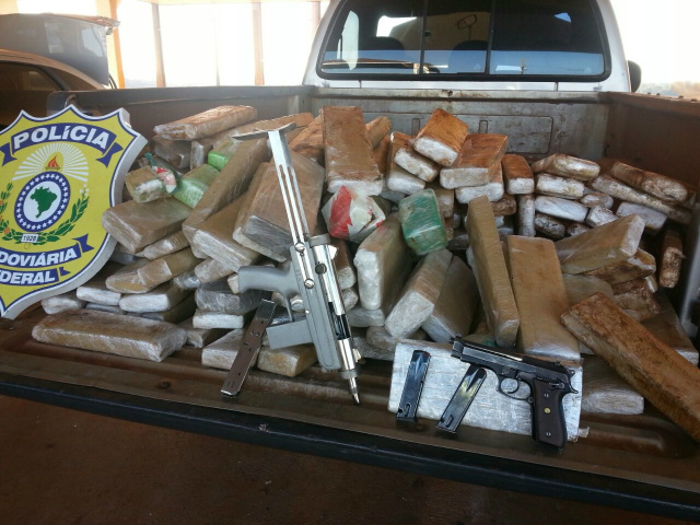 PRF apreende maconha, pistola e submetralhadora Os presos informaram que pegaram o veículo já preparado em uma fazenda no Paraguai e que o entorpecente e as armas tinham como destino a cidade do Rio de Janeiro-RJ (Foto: Divulgação/PRF MS)