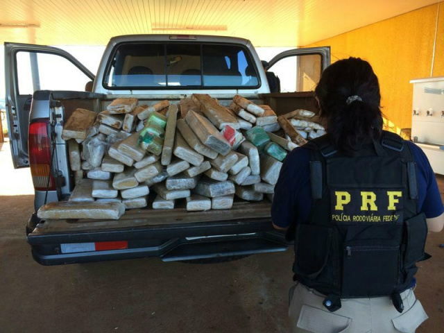 PRF apreende maconha, pistola e submetralhadora ser realizada revista minuciosa no veículo foram encontrados escondidos em diversos compartimentos da caminhonete 168 kg de maconha, uma pistola Taurus e uma submetralhadora de fabricação americana (Foto: Divulgação/PRF MS)