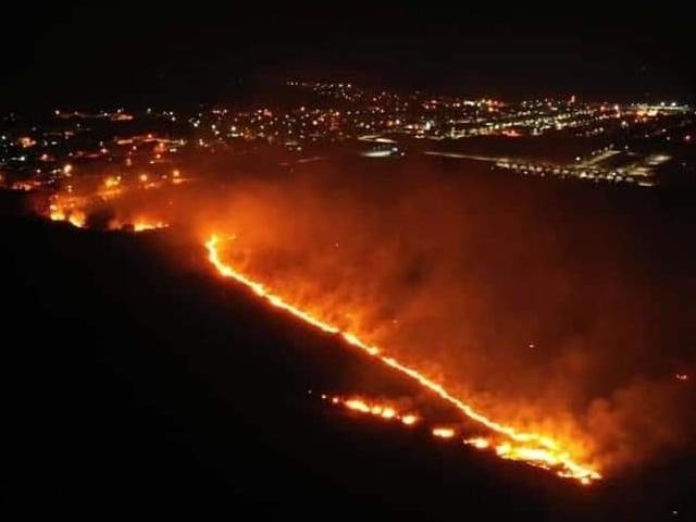 Fogo atinge fazenda de Bodoquena e avança em direção à área urbana Chamas em fazenda de Bodoquena começaram na tarde de domingo (Foto: Karô Produções)