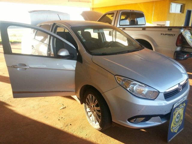 PRF apreende maconha, pistola e submetralhadora O carro apreendido tem a placa clonada (Foto: Divulgação/PRF MS)