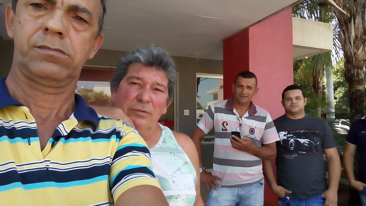 Sem salários e com acertos atrasados, funcionários e ex-empregados da Viação São Luiz cobram posicionamento da empresa Empregados e ex-funcionários da São Luiz se reúnem no escritório da empresa na manhã desta segunda-feira. Foto recebida pelo WhatsApp