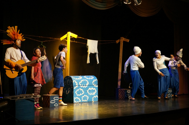 Grupo de teatro Identidade participará de festival em Nova Andradina/MS O espetáculo faz chover boas sensações, com uma deliciosa e bem humorada percepção à liberdade (Foto: Divulgação/Assecom)