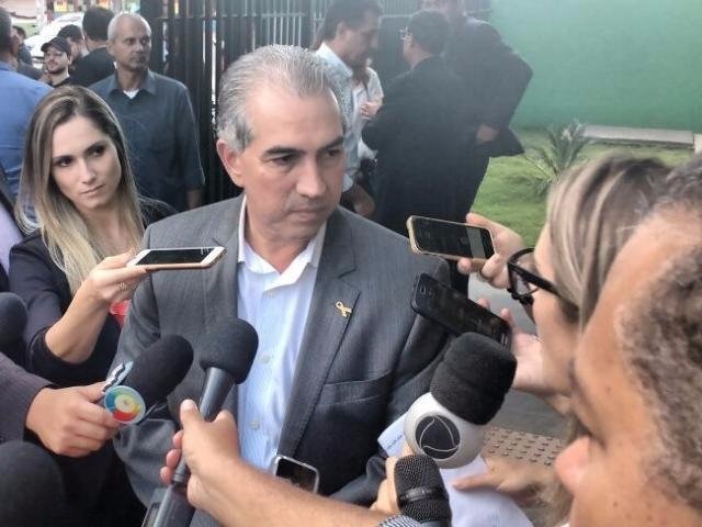 "Estancamos logo de início excesso de incentivos fiscais", diz Azambuja Governador voltou a comentar a Operação Lama Asfáltica durante entrega da 4ª Delegacia de Polícia, na Moreninha II (Foto: Lucas Junot)
